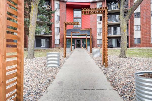$1,335 / 1br - 786ft2 - Range, Free Weights Available, Handrails (12501 Portland Ave, Burnsville, MN)63666897597185123