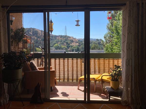 $2,300 / 1br - 1000ft2 - 1BR Sublet in Glendale/Montrose Bright, Furnished (Oct 1 to End March) (Glendale/Montrose)63655060465667120