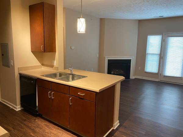 $1,300 / 1br - 865ft2 - 1 Bed 1 Bath LARGE apartment!!! SEPT SPECIAL!63681624236545121