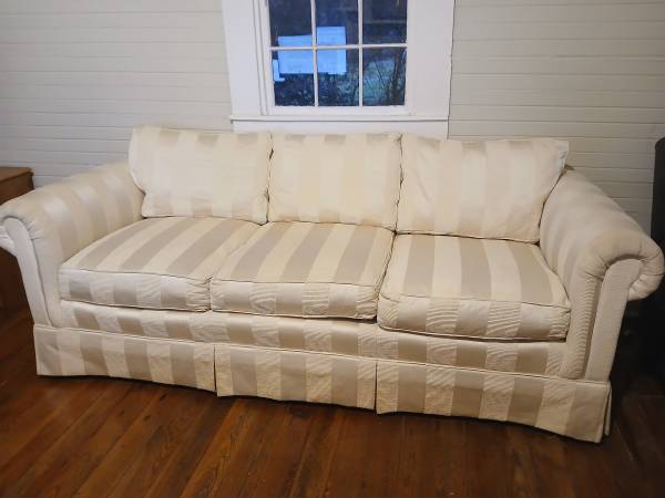 Sofa Couch in excellent shape 1