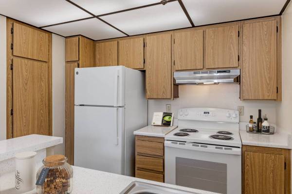 $1,995 AMAZING STUDIO IN A GREAT LOCATION WITH A GREAT AMOUNT OF SPACE! (Vista)63819410615681122