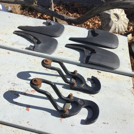 OEM 2 FRONT HD TOW HOOKS & MUD FLAPS 1