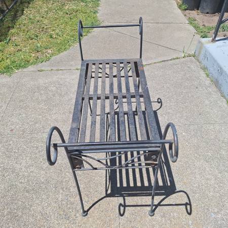 Antique Wrought Iron Table Enhance the beautiful of your Garden 1