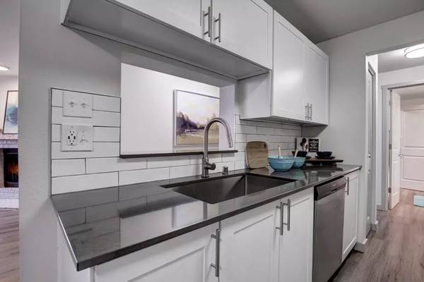 $2,155 / 2br - 884ft2 - 2 Bed / 1 Bath. Convenient in-home washer and dryer included. (Mountlake Terrace)63814635756033123