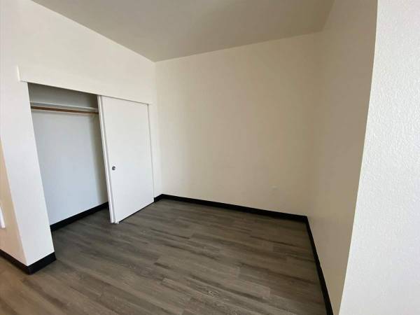 BBQ/Picnic Area, Public Transportation, Off Street Parking 1