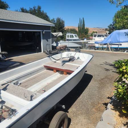 1982 Boston whaler type fishing boat - $3,500 (Castaic)63471467842435122
