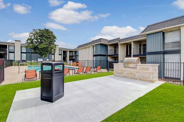 $950 / 1br - 700ft2 - Pool, Near public transportation, W/D Connections in some homes (8225 Calmont Ave, Fort Worth, TX)63846411238273120