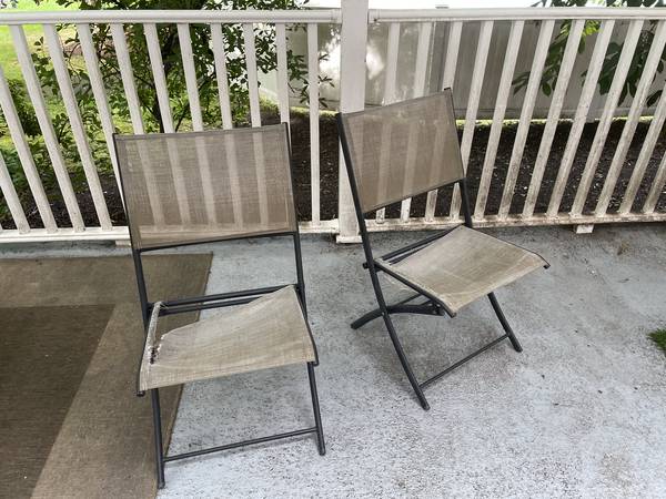 2x Outdoor chairs with metal structure - needs seat fabric replacement 1