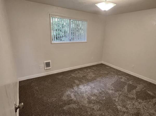 $1,450 / 2br - JUST RENOVATED >> Pets OK, Small Community, Easy Access to I-5 (Keizer)63660394419459123