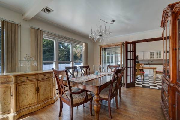 $899,000 / 7br - 2724ft2 - IN CONTRACT!Spacious Corner House with Endless Potential in Glen Cove! (Glen Cove)64033634652035123