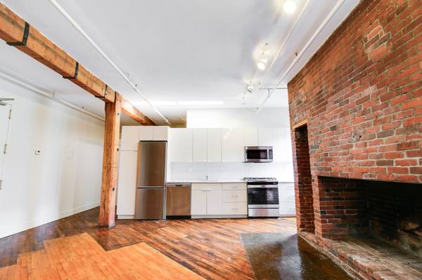 $4,400 / 2br - ** 1 month free and no broker fee ** South End 2 bed. (South End)63810039678849120