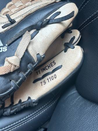 Adidas Guante de béisbol de cuero RHT para jóvenes de 11 pulgadas negro - $13 (Billerica)63438948807939123