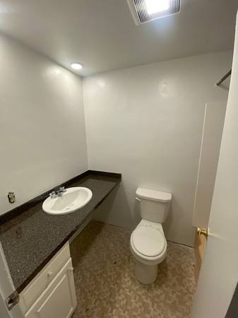 $3,250 / 2br - 850ft2 - two full baths: quiet sunny rooms inc. Heat+HW steps to trolley+shops. (Brookline -  Between Washington Square + Coolidge Corner)63856552674435124