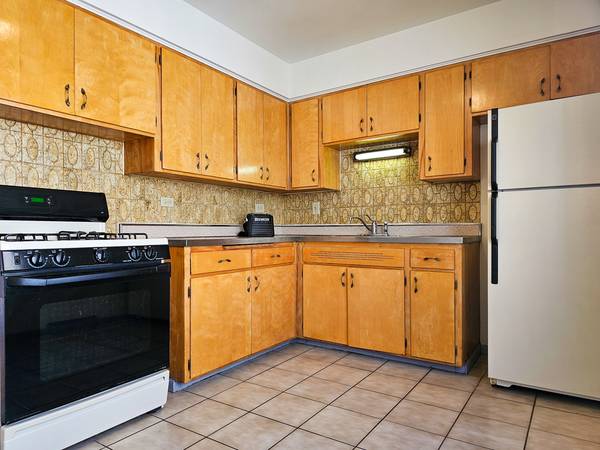$1,300 / 2br - 800ft2 - Top floor in Belmont Craigin! Sunny, spacious, AC, hardwoods, laundry (5950 W Schubert 2W)63918532885507120