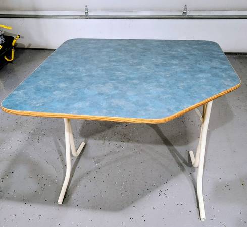 CAMPER TABLE WITH FOLDING LEGS 1