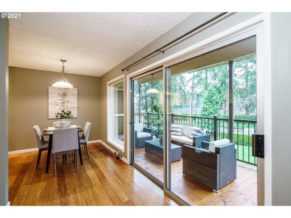 $2,718 / 2br - 1174ft2 - Ático contemporáneo de un nivel con 2 dormitorios y vistas al agua (Milwaukie)63831326421251120