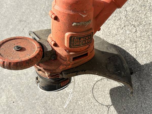 Black & Decker electric string trimmer 1