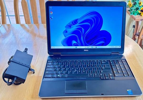 15.6" Dell TRUE quad core i7 laptop, WEBCAM, DVD, 16gb, 512gb SSD 1