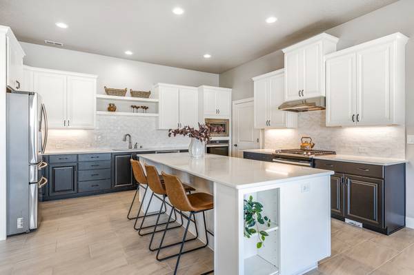 $870,000 / 4br - 3810ft2 - ✨PRICE DROP! Hillside Haven on huge 0.5 acre lot with 3 ensuites! (West Richland)64281502720643121