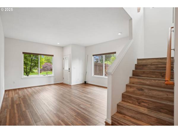 $2,795 / 3br - 1649ft2 - Hermoso departamento de 3 habitaciones con techos altos, armario walk-in y patio trasero (Portland)63672618666497124