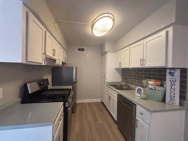 $1,099 / 2br - 945ft2 - Ahora en alquiler – Disponibilidad en octubre en Villas Las Cerezas (4515 E Grant Rd)63674722179587120