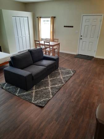 $1,000 / 1br - 1700ft2 - Large bedroom/private bathroom available.Util and furnishing included (Stonecrest)63964399440771121