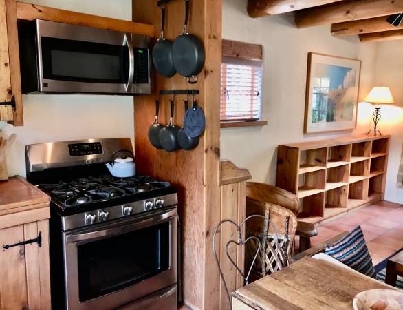 $1,950 / 1br - 800ft2 - Casa de huéspedes amueblada de un dormitorio en Tesuque (Santa Fe)63806118527491124