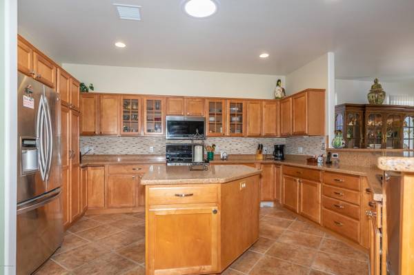 Fantastic floor plan 2 bedrooms & den. 1