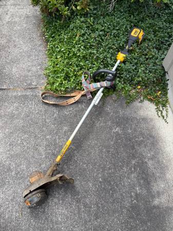 Dewalt Battery Powered Electric String Trimmer Weed Wacker 1