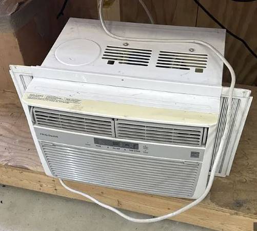 Frigidaire 12K Windows Air Conditioner with Remote Control 1