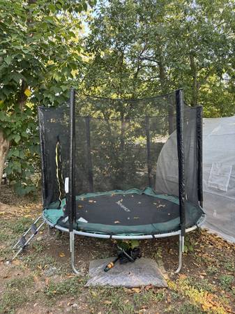 Trampoline 8' enclosed + water feature 1