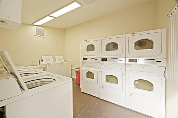 $1,325 / 2br - 750ft2 - BBQ/Picnic Area, Air Conditioner, Laundry Facilities, Ceiling Fan64024989124098122