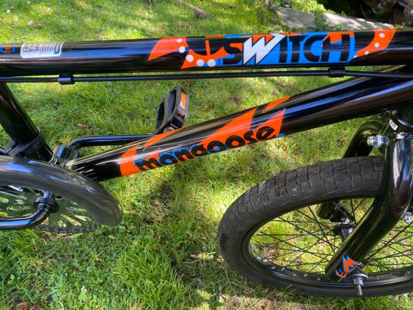 BICICLETA MONGOOSE SWITCH KIDS BMX DE 18 PULGADAS CON RUEDAS DE ENTRENAMIENTO NUEVA - $120 (REDWOOD CITY)63439527163905121