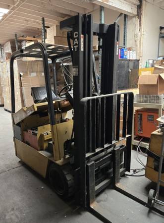 Caterpillar Forklift Available electric with charger. Not working dead battery 1