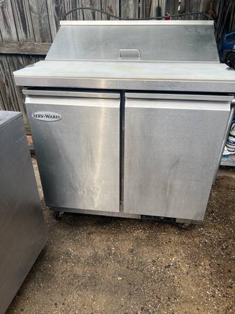 Serv-ware salad prep table refrigerador 1