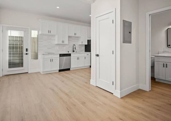 $2,695 / 2br - Apartamento reformado de dos habitaciones en el centro de SD ** Ventiladores de techo ** Apto para perros/gatos (San Diego)63657123923841121