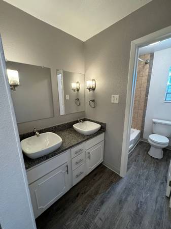$895 / 1br - Awesome spacious 1-bedroom, 1-bath corner Unit  * Updated bathrooms * (Colorado Springs)63686691688835123