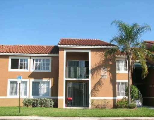 $2,400 / 3br - Adorable 1st floor 3 bed 2 bath Condo ~ Water and Basic Cable included (Lake Worth - 33463*)64049455160834120