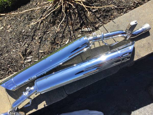 2022 BMW R18B stock exhaust . 1