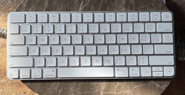 Apple Magic Keyboard Model A2450 White, Bluetooth USB-C 1