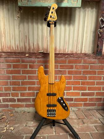 JP Fretless Mutt Bass (Fender Neck) 1