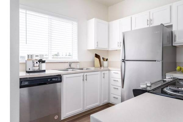$1,970 / 3br - 1300ft2 - Rent an amazing 3 bed 2.5 bath – Close to transit and bus lines! (Salem)63660395011331123