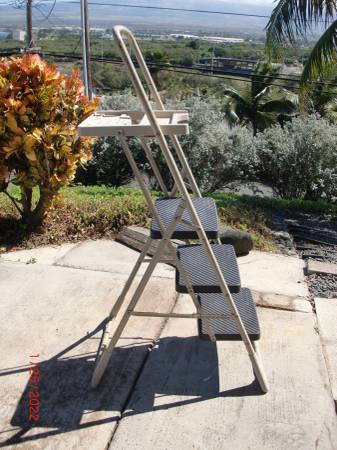 3 Step Stool Folding Ladder with Paint Tray 1