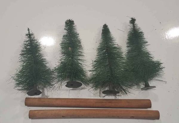 LIONEL COMPATABLE 4 TREES AND 2 LOGS 1