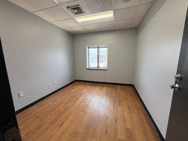 $650 / 130ft2 - ESPACIO DE OFICINA CON TODOS LOS SERVICIOS INCLUIDOS!! (Malden / Eastern Ave)63856339831043124