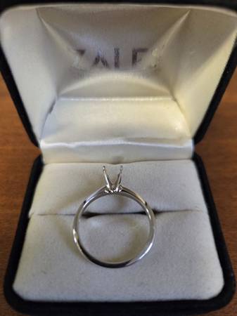 18K white gold solitaire band 1