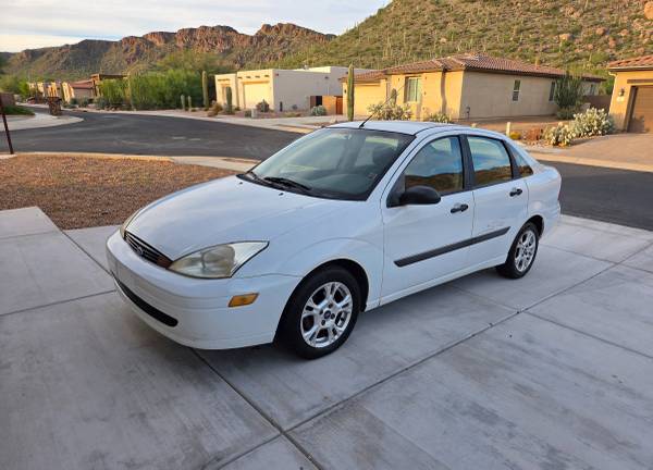 2000 Ford Focus LX 1