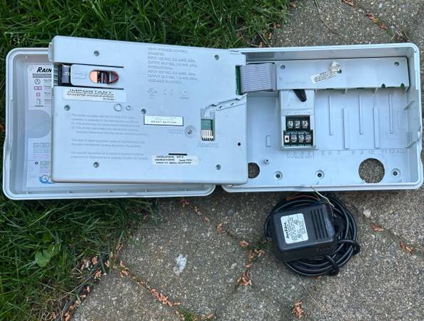 Rainbird ESP-M controller with 4zone module upgradable to 12 1
