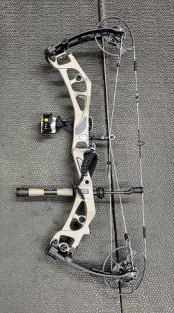 Elite Eon carbon bow 1