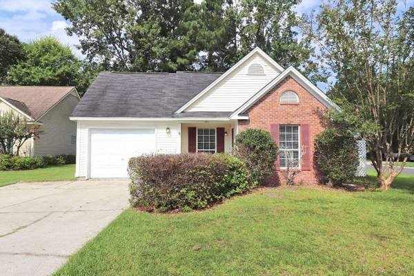 $2,300 / 3br - 1100ft2 - Corner Lot Three Bedroom Available Now!64016105558531120